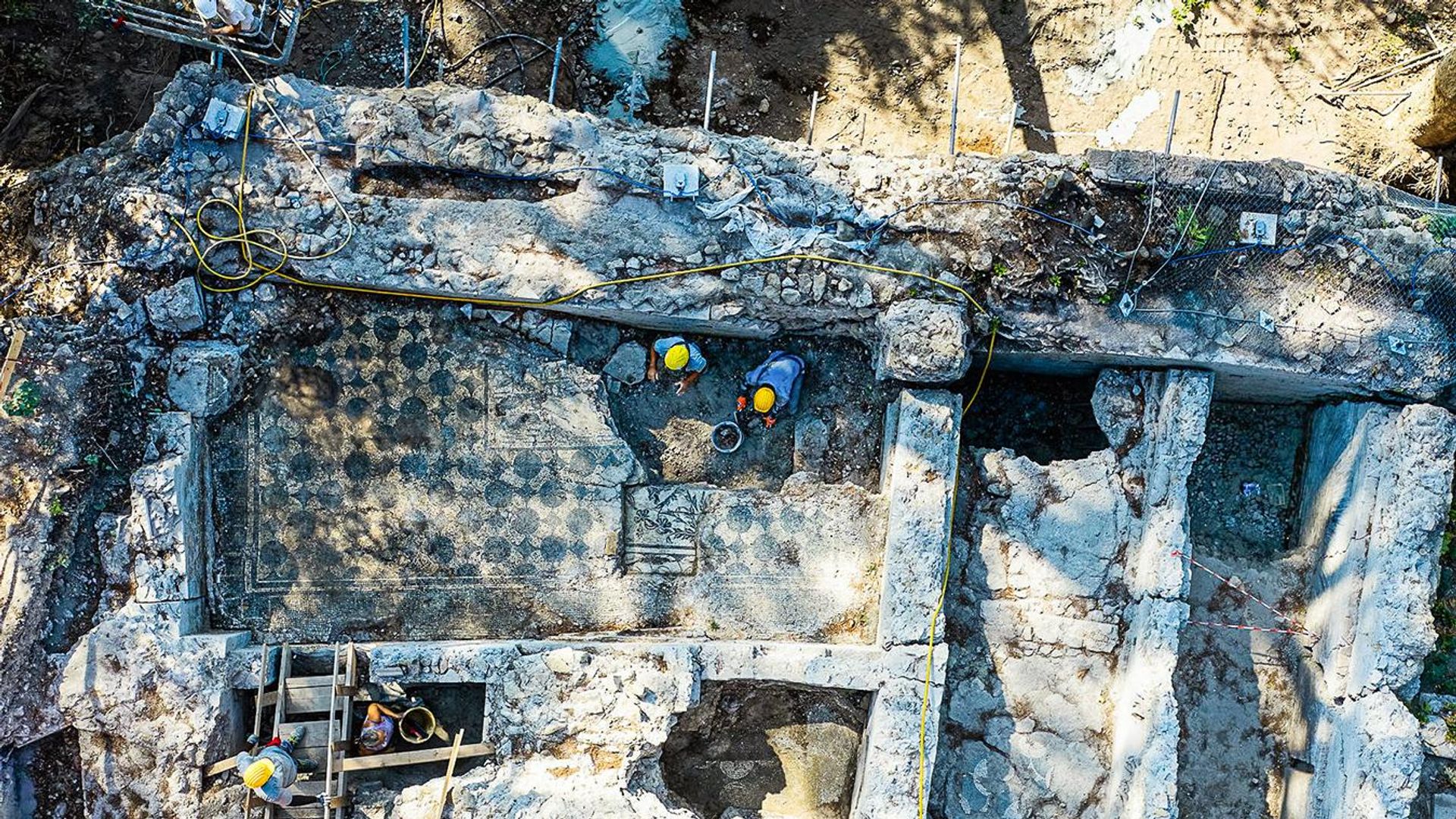 Mosaico marinho encontrado em possível quartel romano