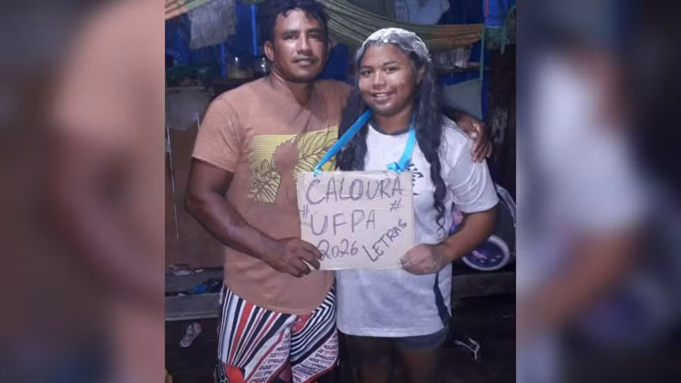 VÍDEO: Sem celular e internet, jovem descobre aprovação no Enem pela diretora escolar; cena viralizou