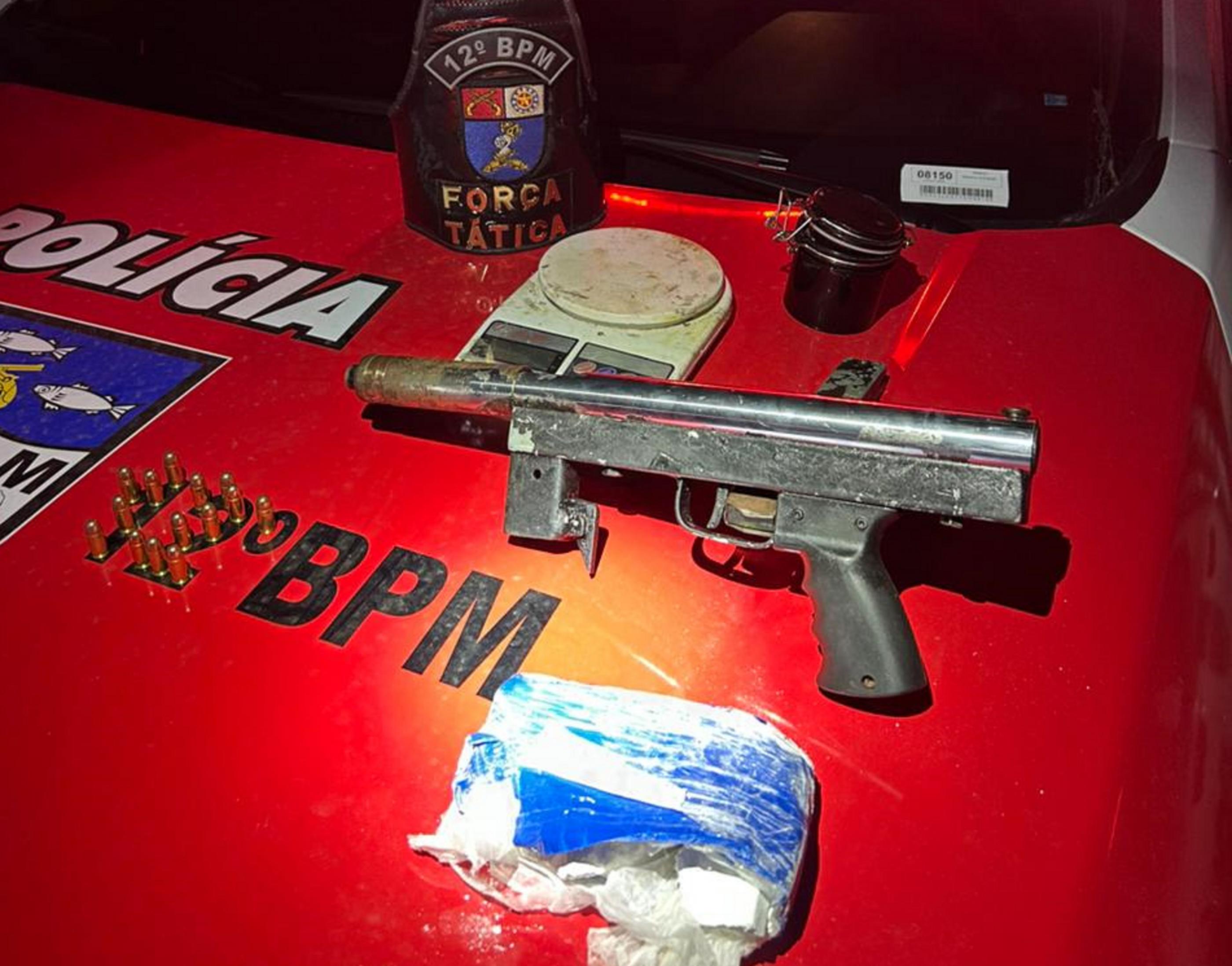 Polícia Militar apreende submetralhadora e prende suspeitos de tráfico em Maceió