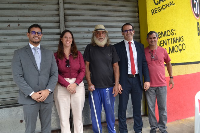Juiz realiza audiência na rua e garante benefício a morador em Maceió