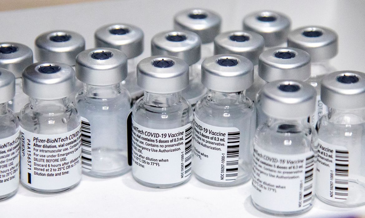 Pfizer anuncia acordo para produzir vacina no Brasil