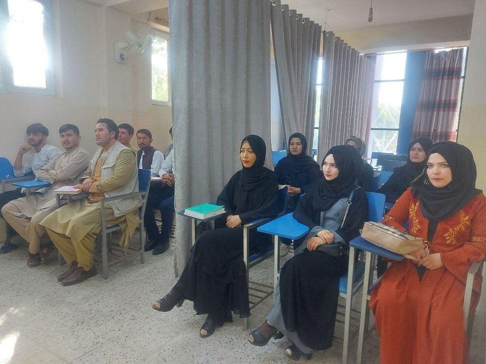 Volta às aulas tem cortina separando homens e mulheres nas salas de aula do Afeganistão