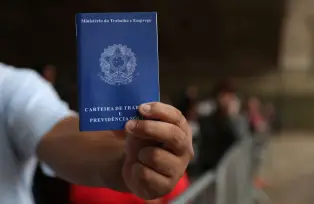 Taxa de desemprego fica em 5,6% até agosto, a menor da série histórica