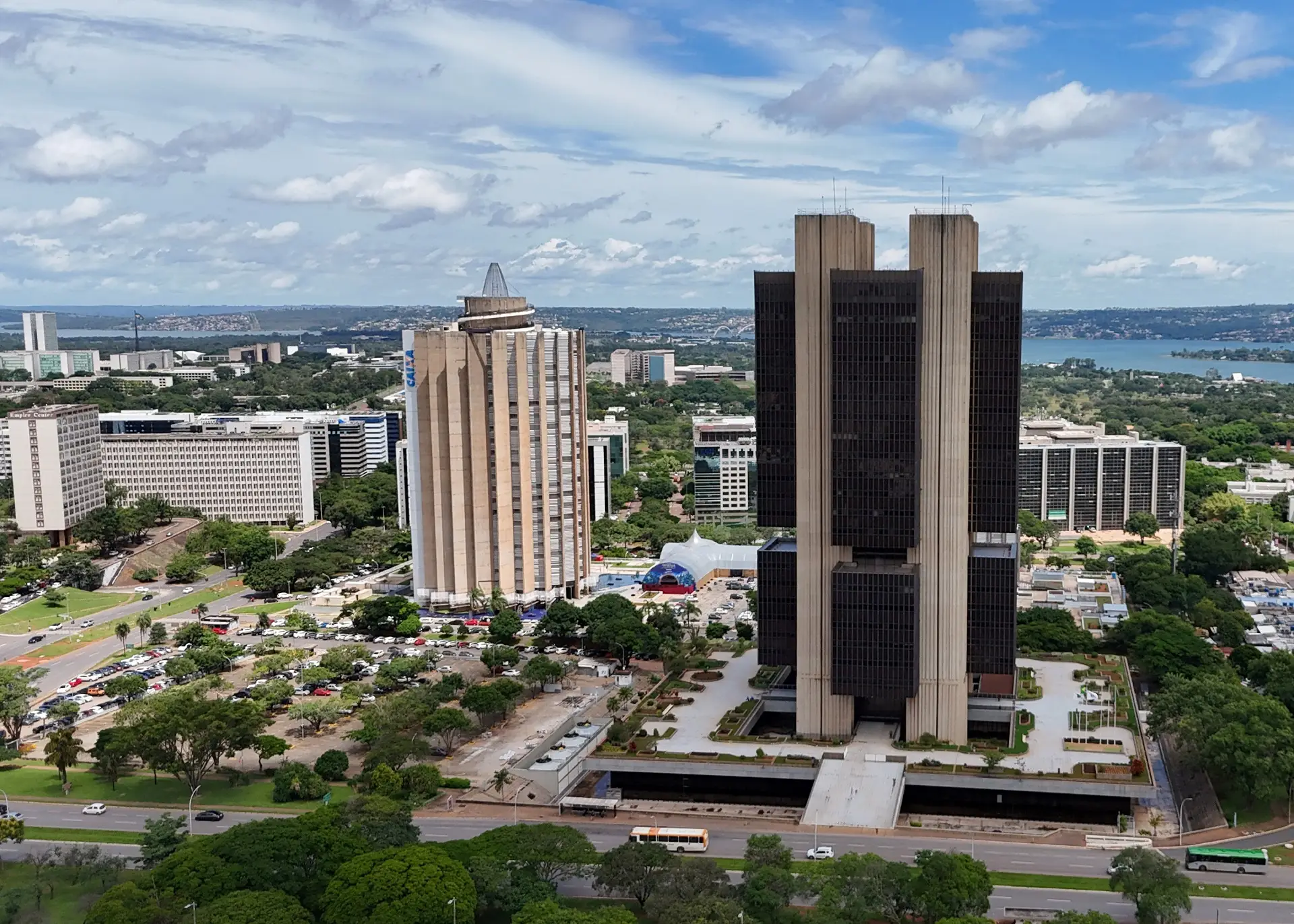 Projeta inflação abaixo de 5% em 2025 após 12 cortes consecutivos