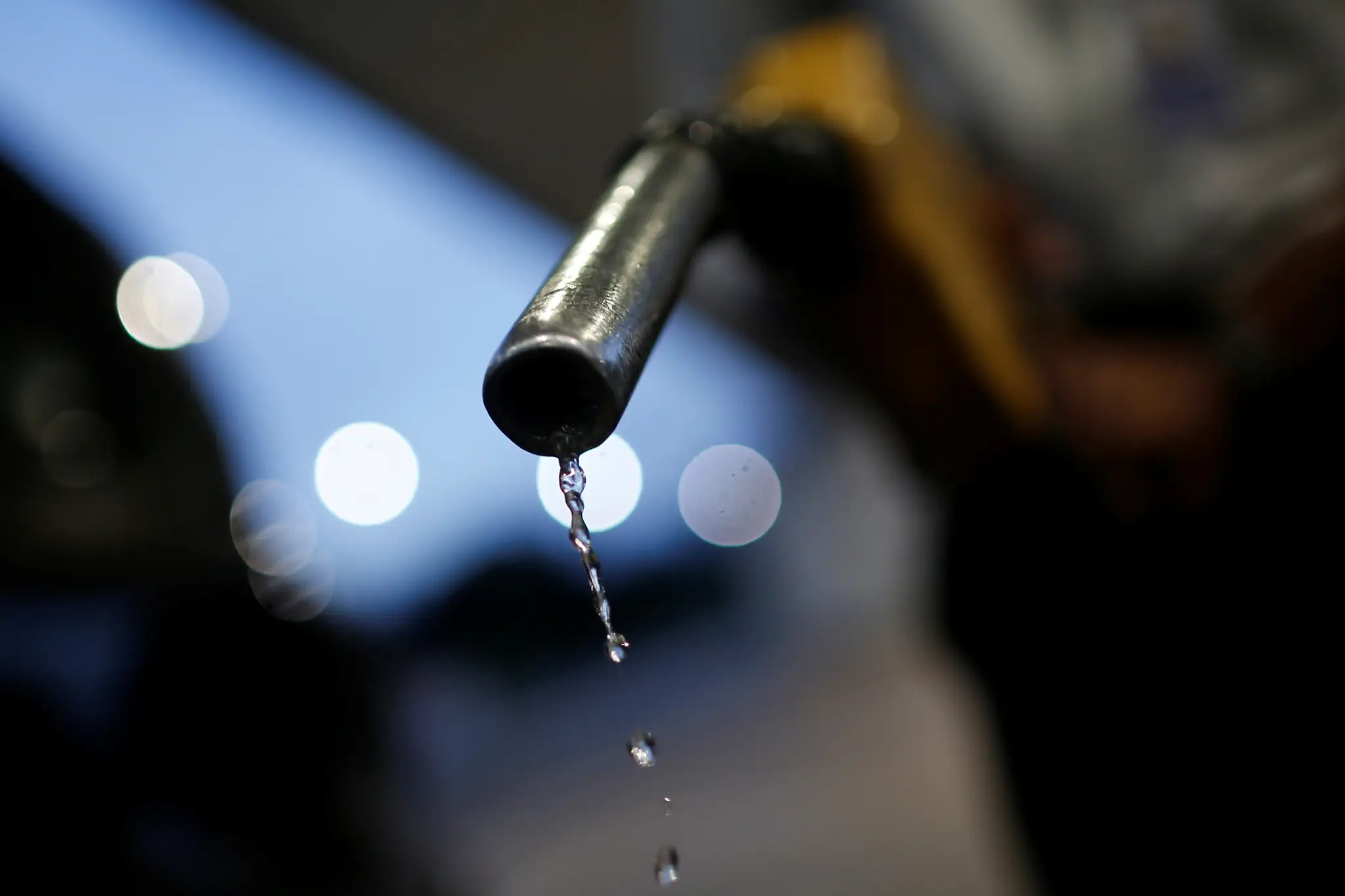 ICMS em gasolina sobe R$ 0,10 por litro a partir de janeiro; em diesel, sobe R$ 0,05