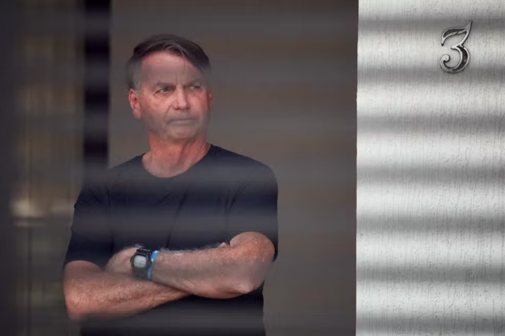 Moraes determina reforço no monitoramento da casa de Bolsonaro