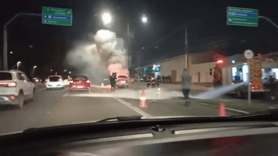 Carro é consumido por chamas em avenida movimentada de Maceió