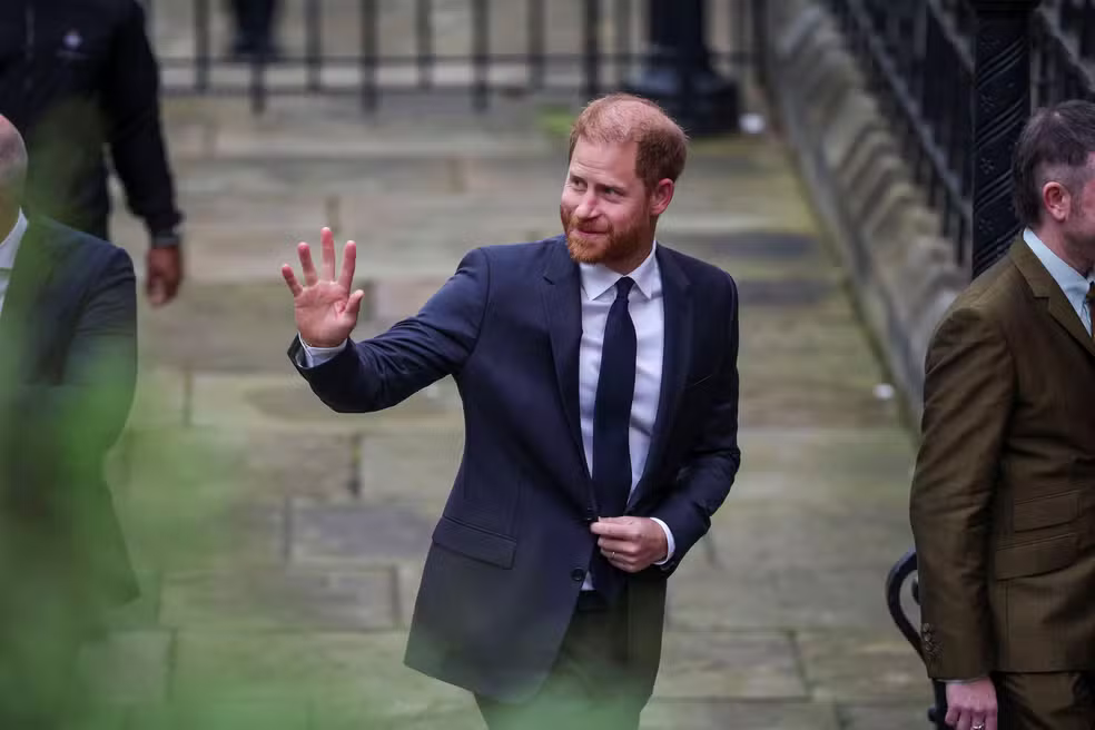 Príncipe Harry e Elton John terão de pagar R$ 67 milhões ao Daily Mail