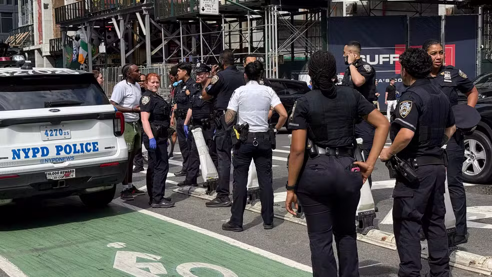 Tiros provocam correria na Times Square em Nova York; polícia prende suspeito