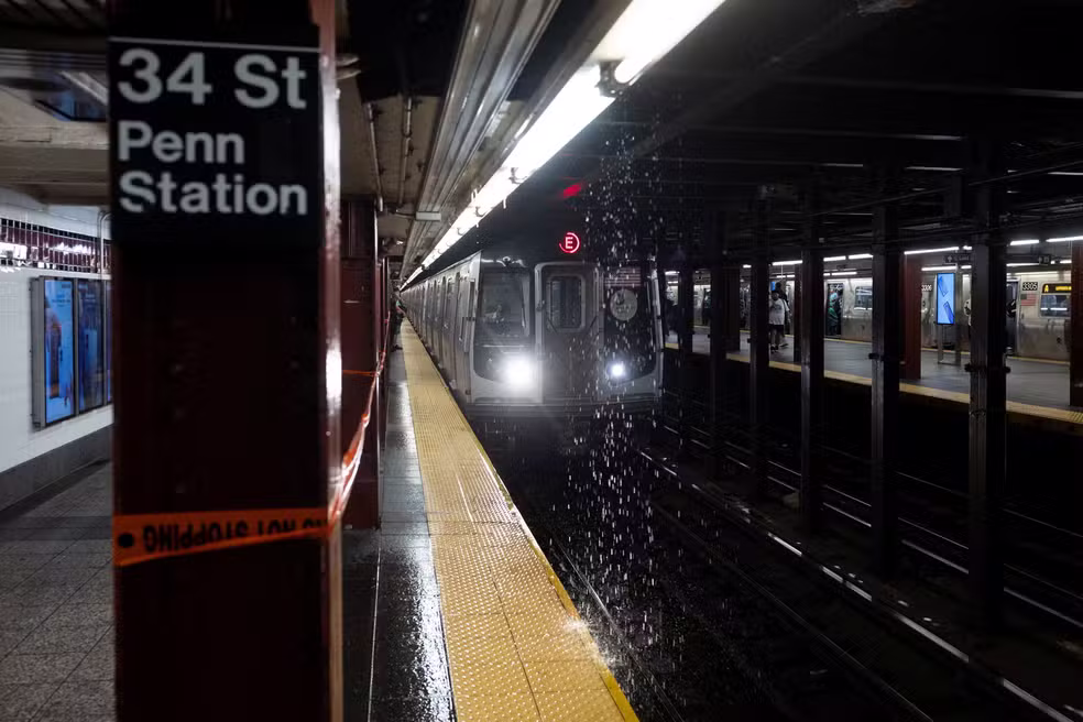 Chuva forte alaga estações do metrô de Nova York e assusta passageiros
