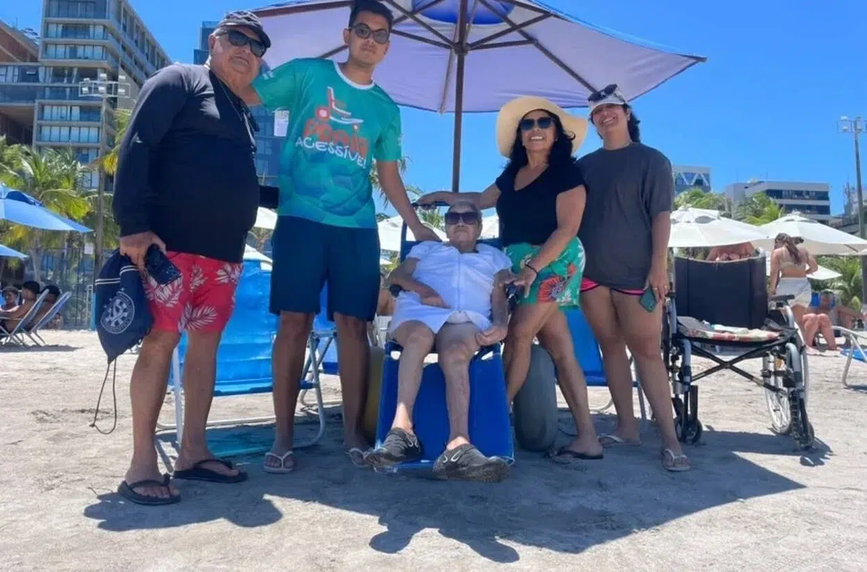 Maceió oferece banho de mar assistido para turistas com mobilidade reduzida