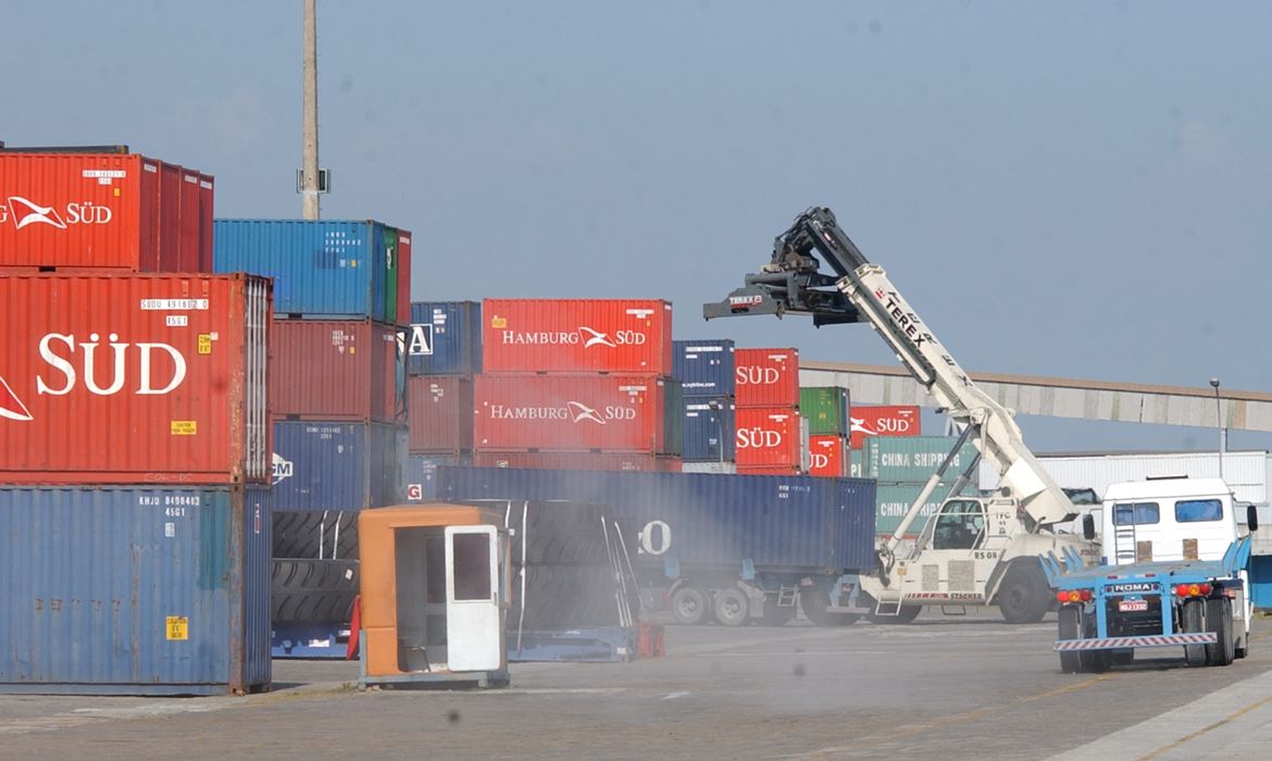Exportações brasileiras aos EUA crescem após tarifaço de Trump