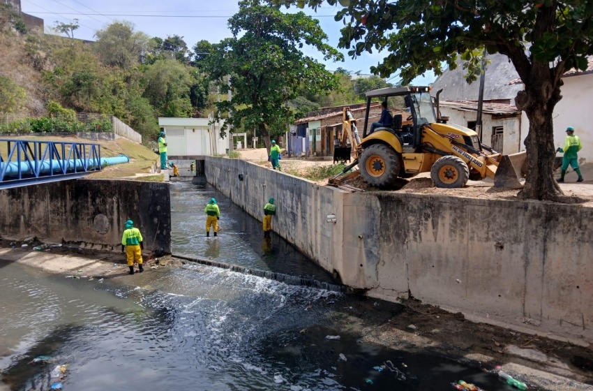 Vale do Reginaldo recebe mutirão de limpeza de canais para combater alagamentos