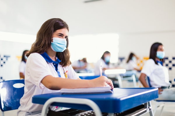 Com bolsas de até R$ 2 mil, Educação institui programa Cartão Escola 10