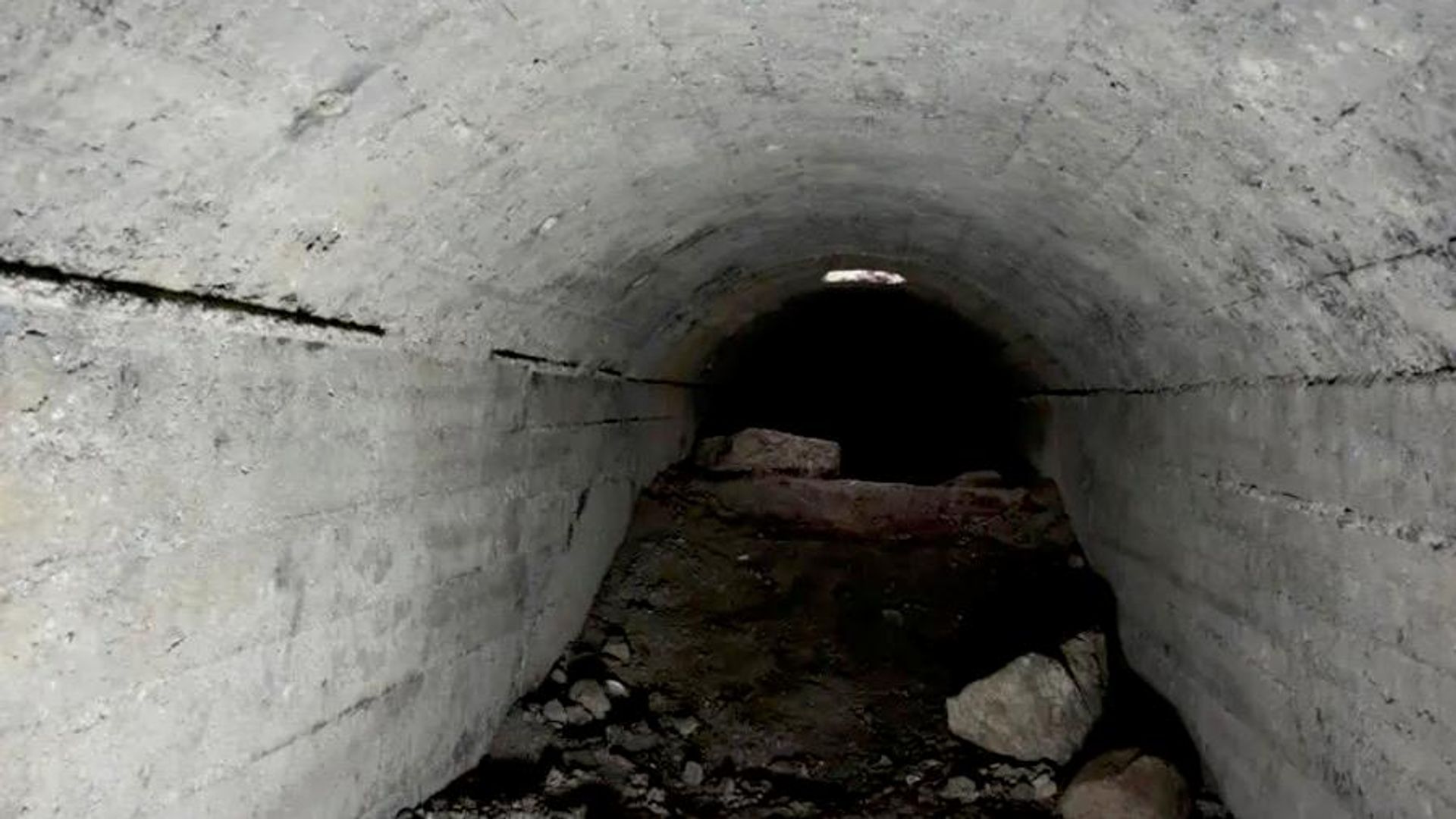 Medo sob a terra: abrigo da Segunda Guerra Mundial revela cotidiano civil