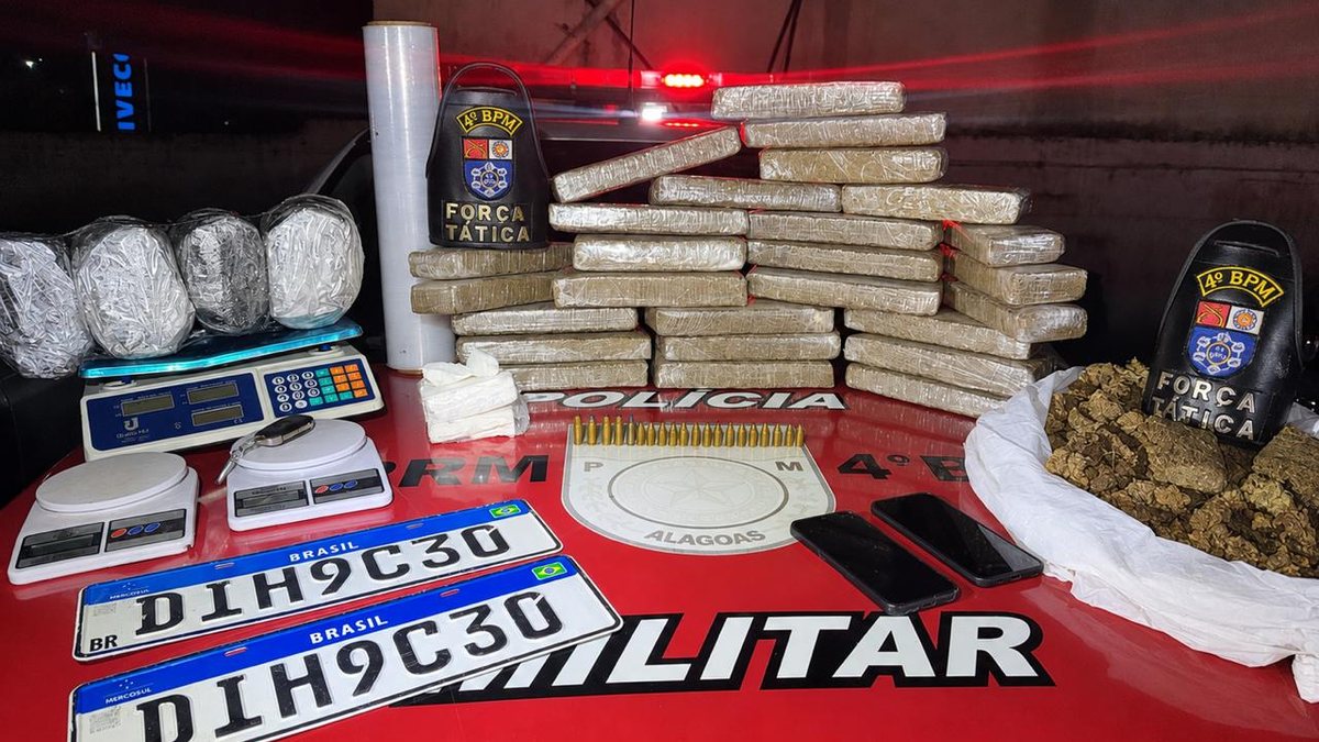 Carro de suspeitos de tráfico é abordado com 23 kg de drogas em Maceió