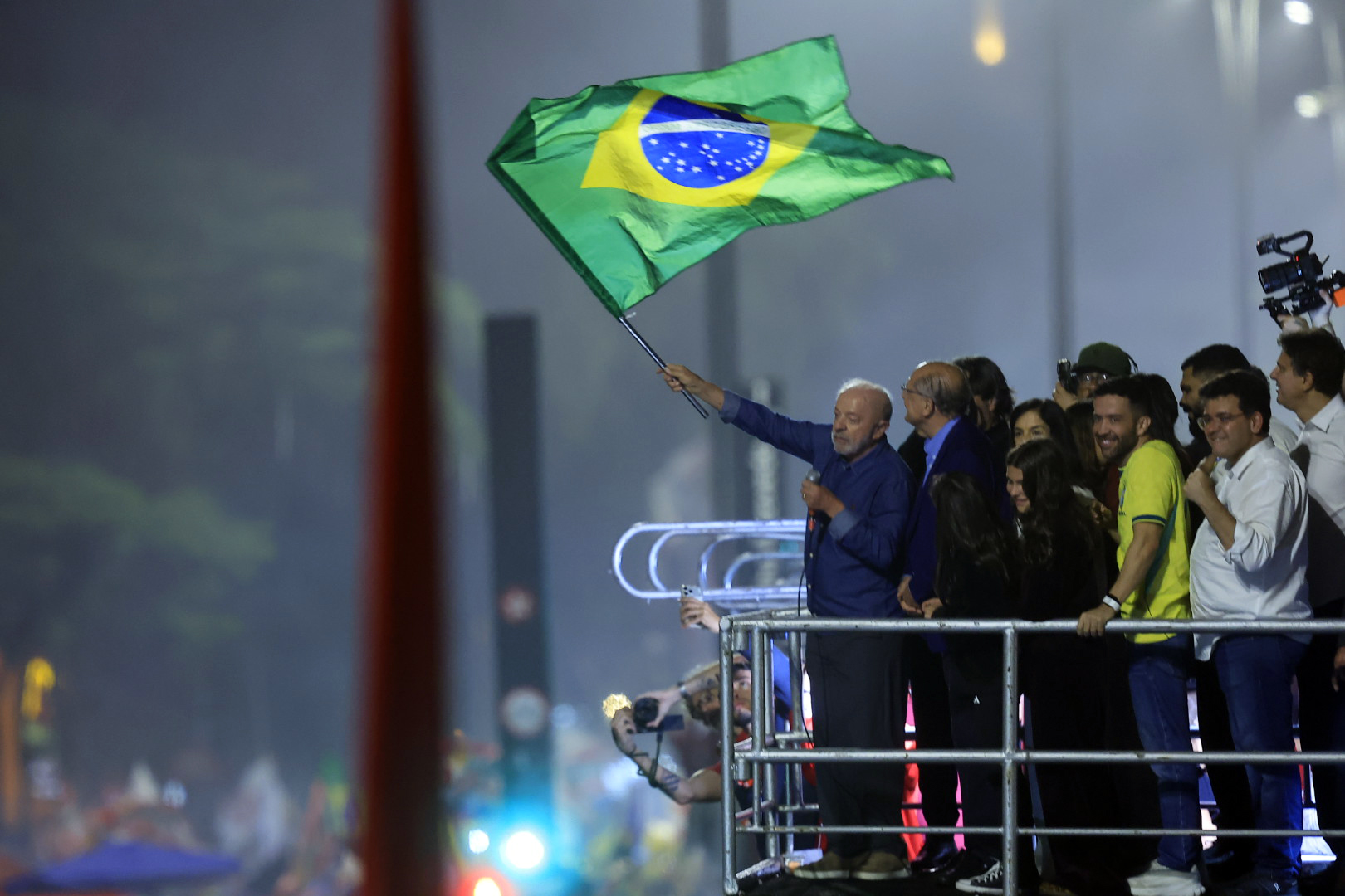 Em festa da vitória, Lula pede ao público que cante Hino da Independência