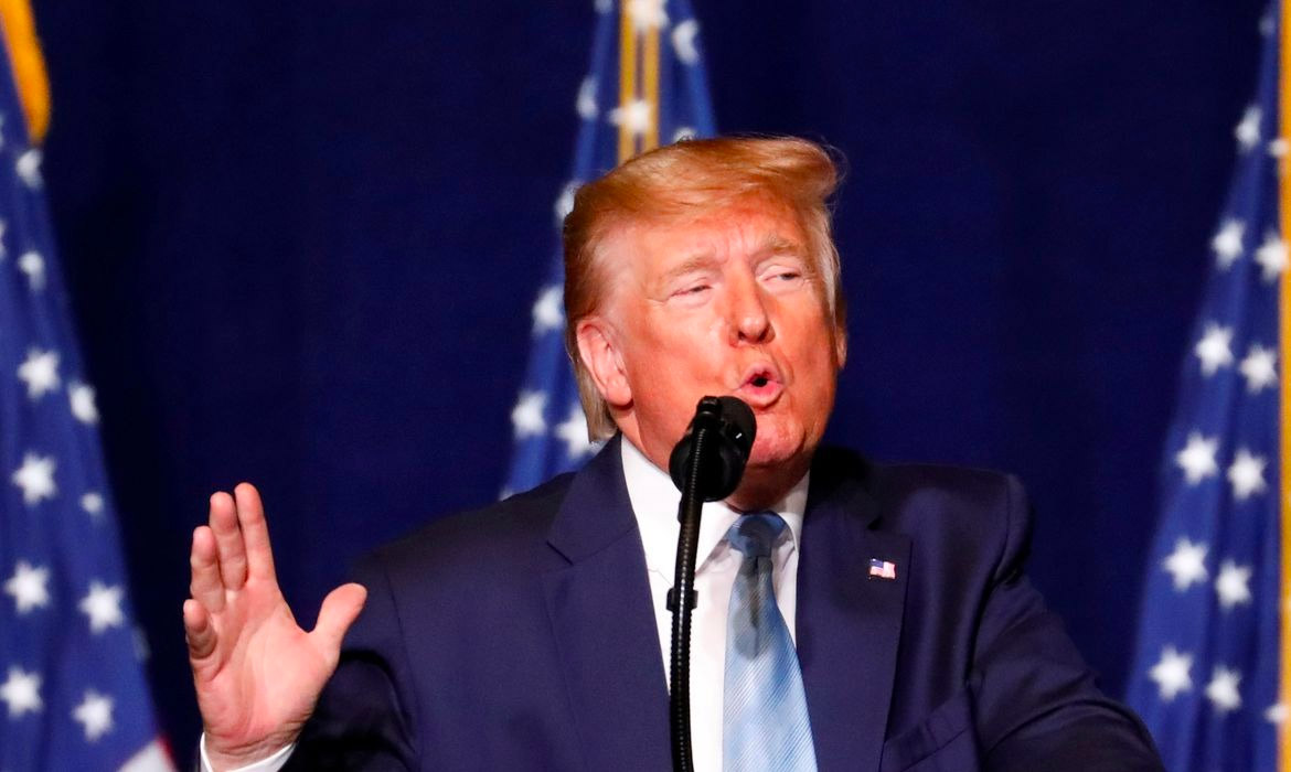 Donald Trump anuncia que fez teste para coronavírus