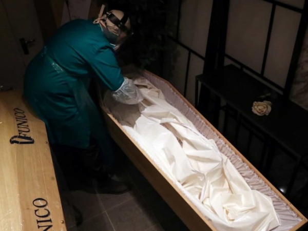 Viúva fica 8h com corpo do marido em casa morto por coronavírus