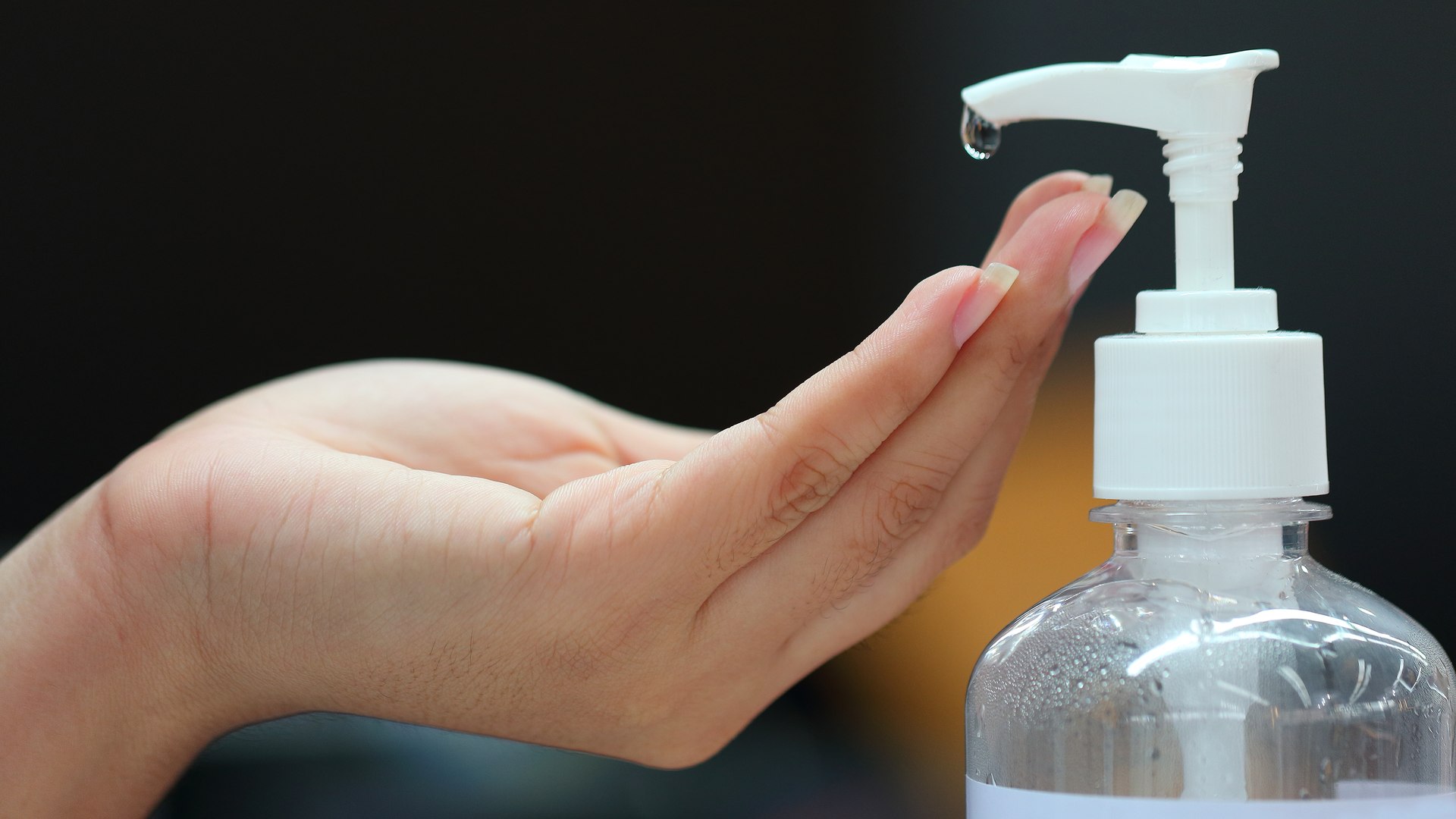 Contra o coronavírus: Uso contínuo do álcool gel exige cuidados com a hidratação