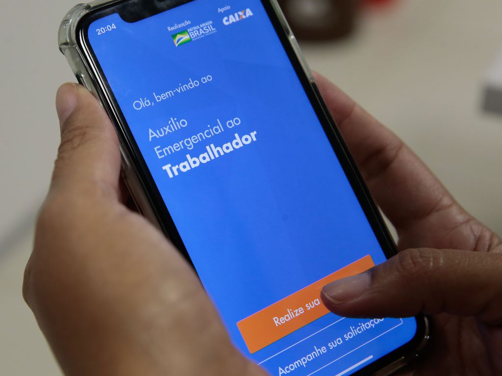 Projetos prorrogam auxílio emergencial de R$ 600 por até um ano