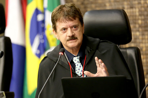 Escolas particulares terão de reduzir mensalidades em 30%