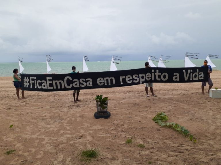 Jangadeiros fazem velório em homenagem às vítimas do Covid-19