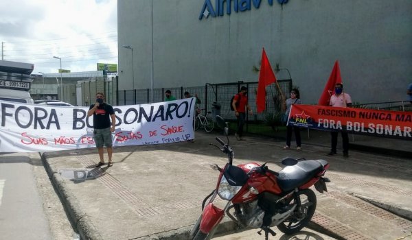 Ato relâmpago na porta da Almaviva defende a vida e o fim do governo Bolsonaro
