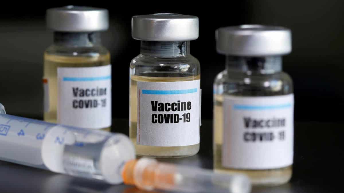 Com 10 vacinas em teste, OMS espera produção de milhões de doses ainda este ano