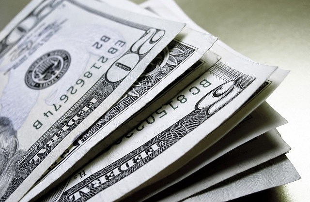 Dólar sobe 0,37% com temores sobre efeitos econômicos da Covid-19