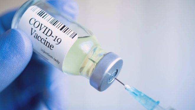 Vacina de Oxford contra coronavírus é segura e eficaz, diz estudo