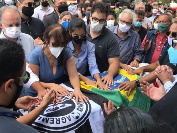 VÍDEO: Rogério Teófilo é sepultado após cortejo fúnebre