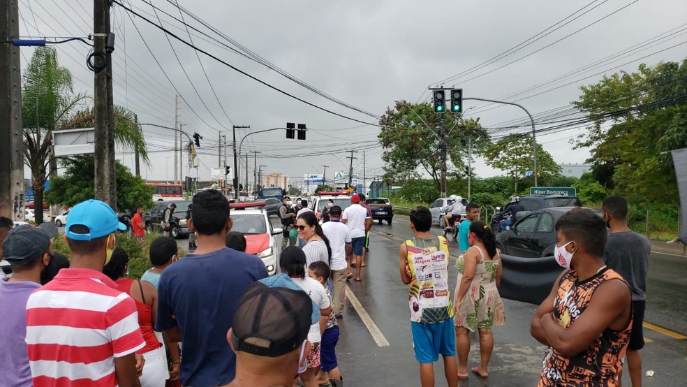 Ruas do Antares ficam alagadas e moradores fazem protesto por falta de pavimentação