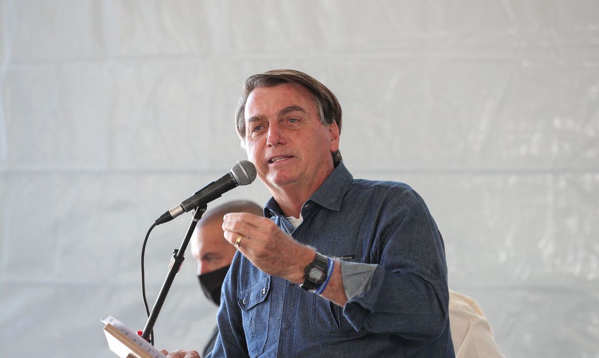 'Auxílio é pouco para quem recebe e muito para quem paga', diz Bolsonaro