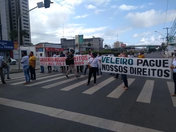 Ex-funcionários da empresa Veleiro fazem protestos e bloqueiam parcialmente a Av. Fernandes Lima