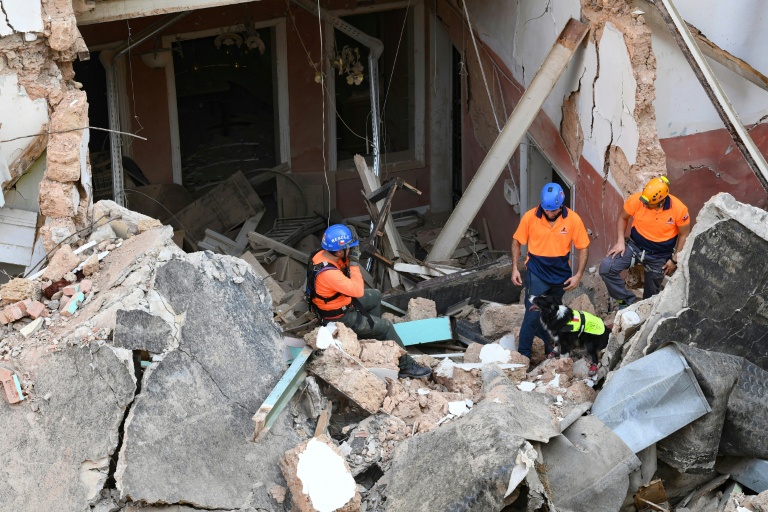 Um mês após explosão de Beirute equipes de resgates encontram sinais de vida nos escombros