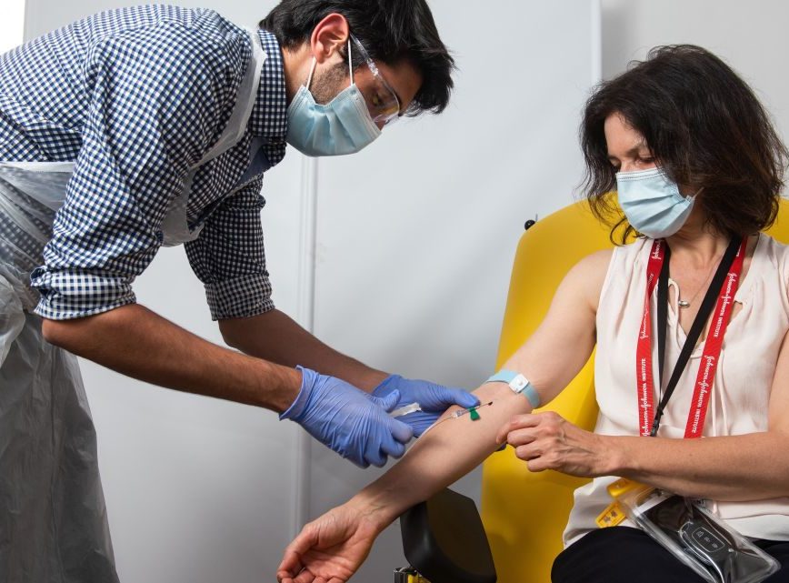 Vacina de Oxford teve 5 mil voluntários no Brasil sem reações graves