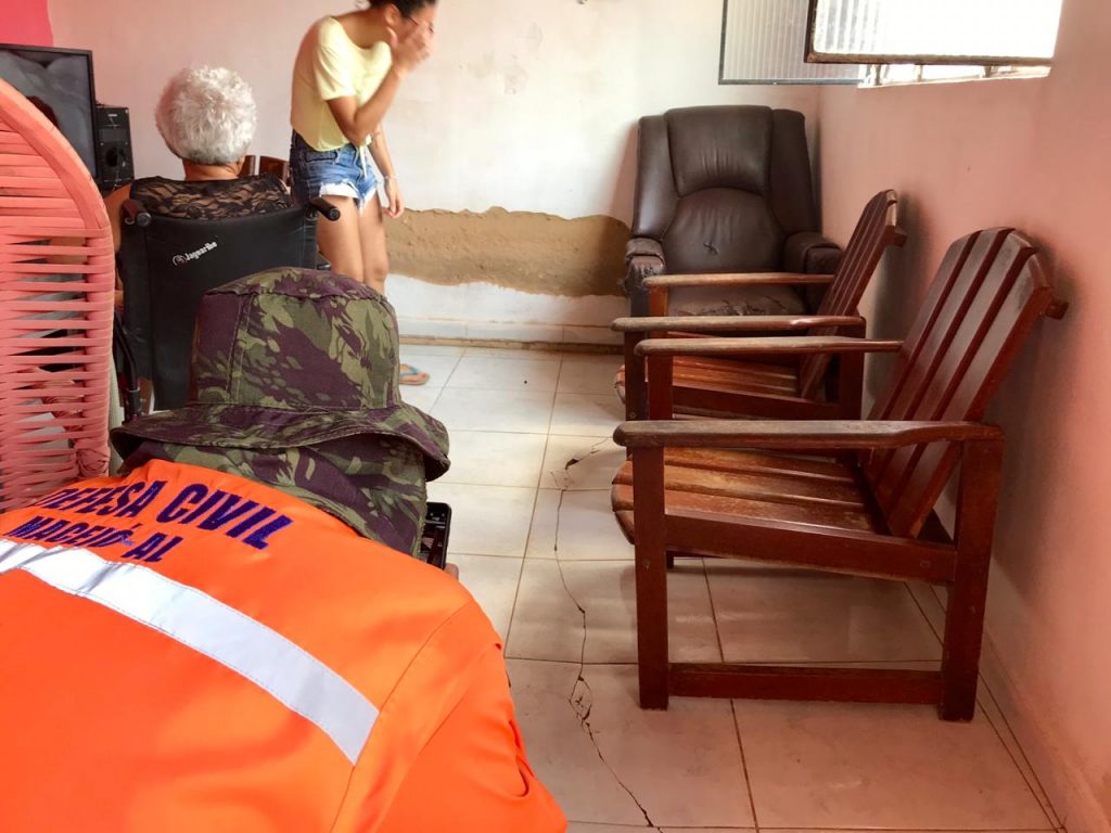 Rachaduras no bairro do Farol são analisadas pela Defesa Civil
