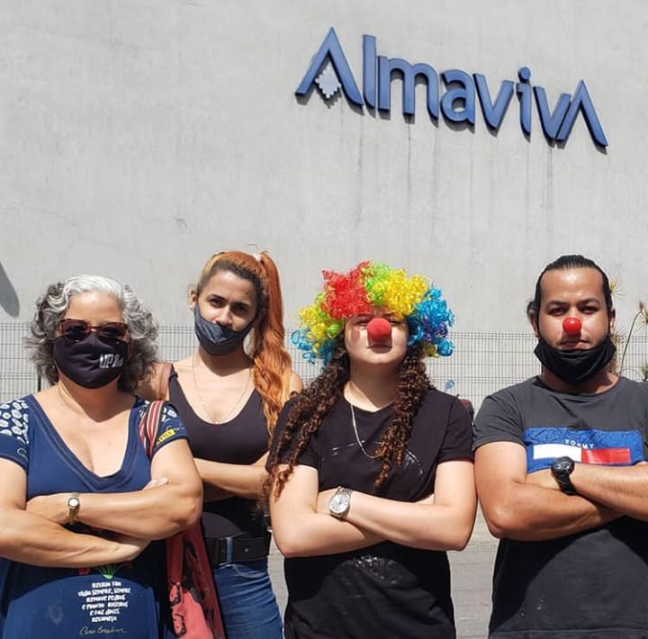 Trabalhadores protestam em frente a AlmaViva em Maceió