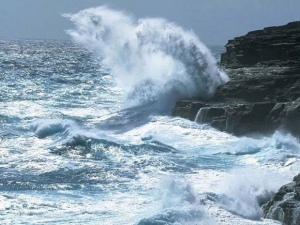 Marinha emite alerta de ressaca com ondas de até 2,5 metros em Alagoas