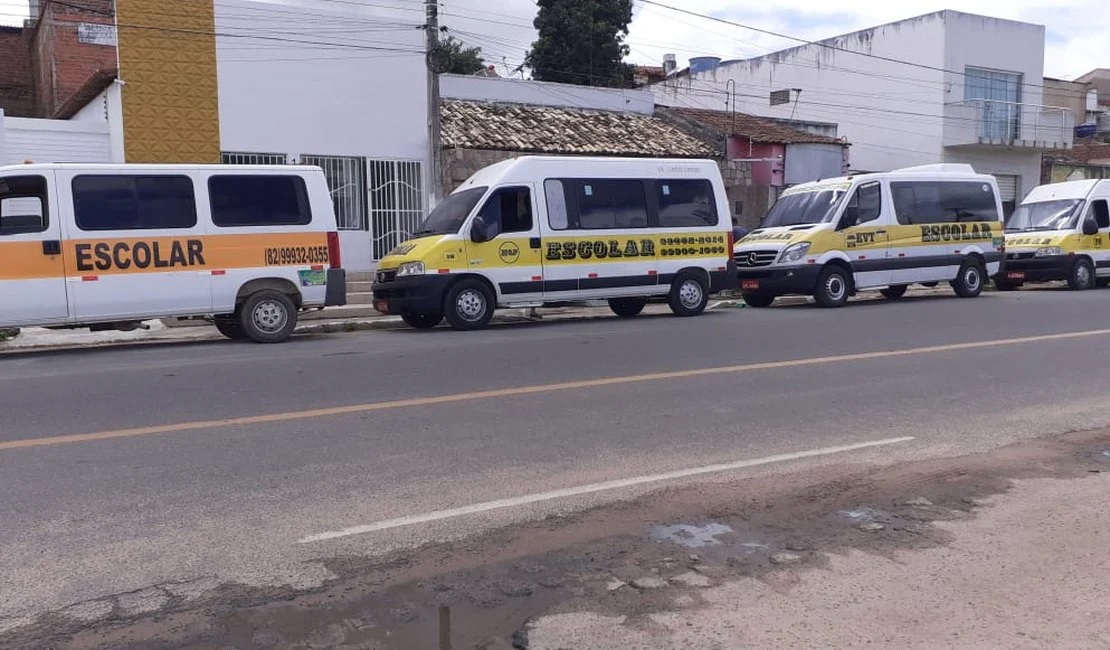 Transportadores escolares privados realizam ato na Av. Fernandes Lima