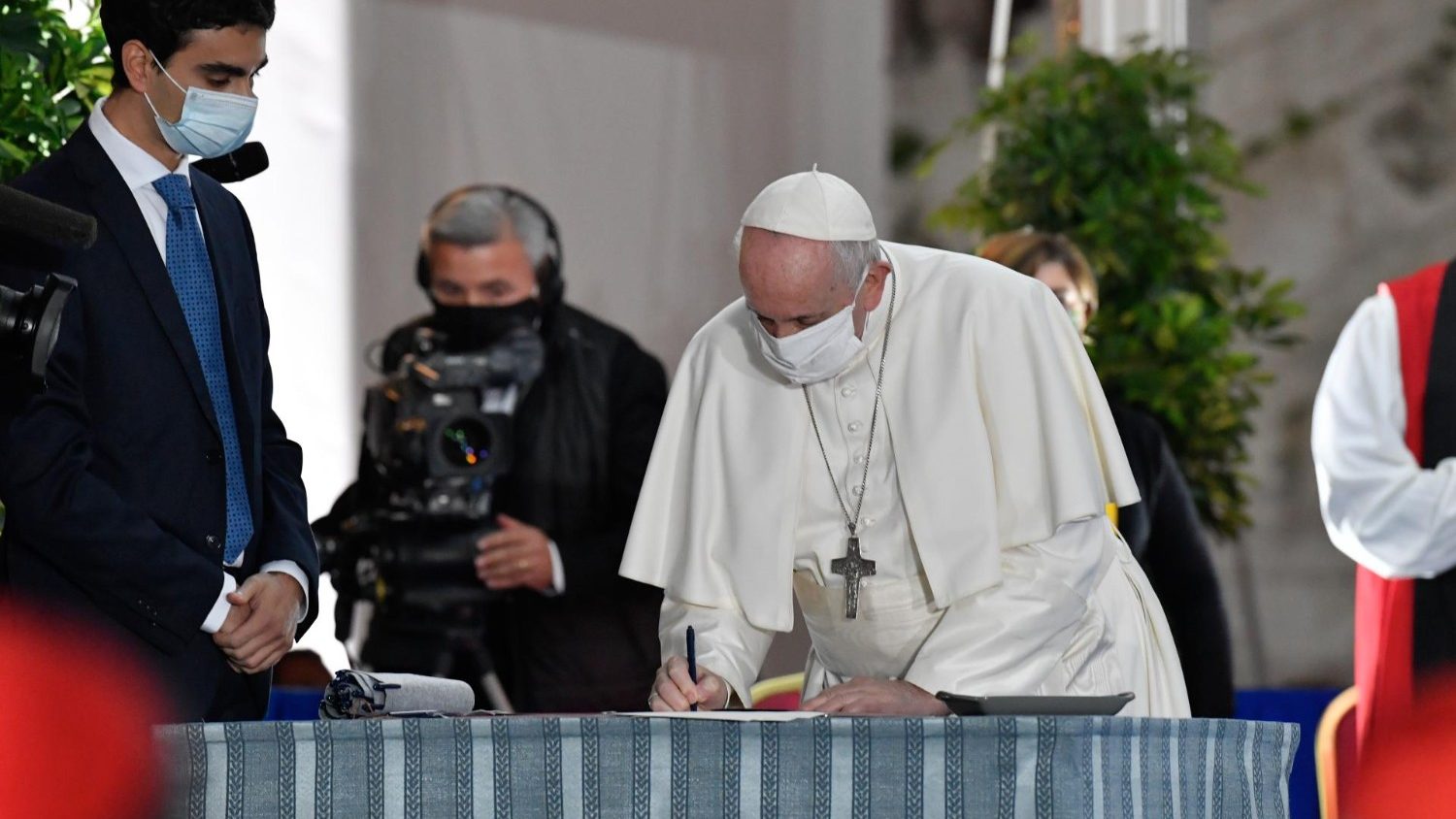 Papa Francisco usa máscara pela primeira vez em público