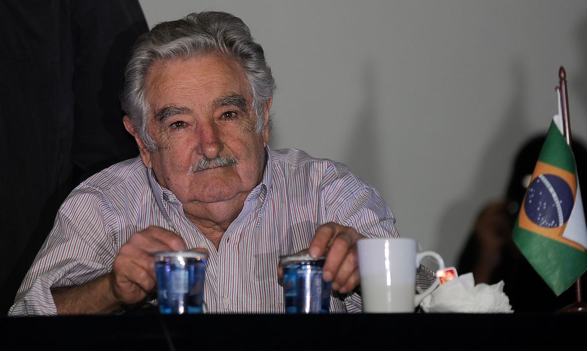 Mujica renuncia ao Senado e deixa política