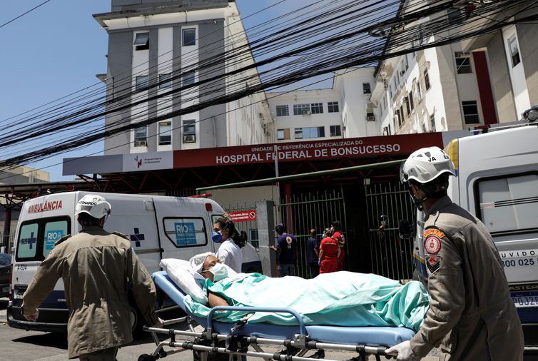 Bombeiros controlam incêndio no hospital de Bonsucesso