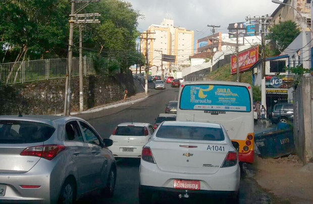 Acidentes na Ladeira Geraldo Melo deixa trânsito congestionado
