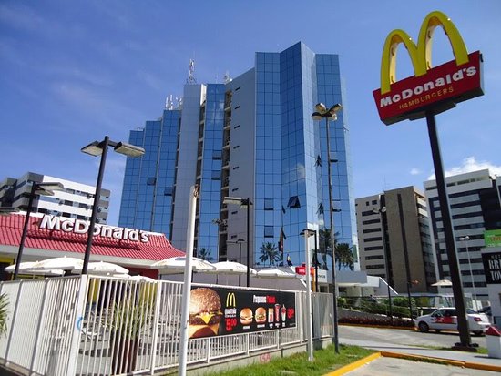 Grupo de jovens sairá fantasiado presenteando moradores de rua com fast-food