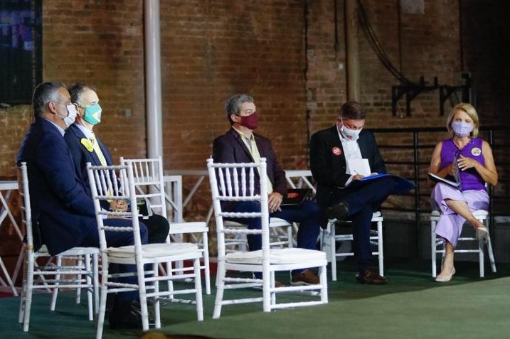 Três candidatos a prefeito se ausentam de debate e são alvos de perguntas