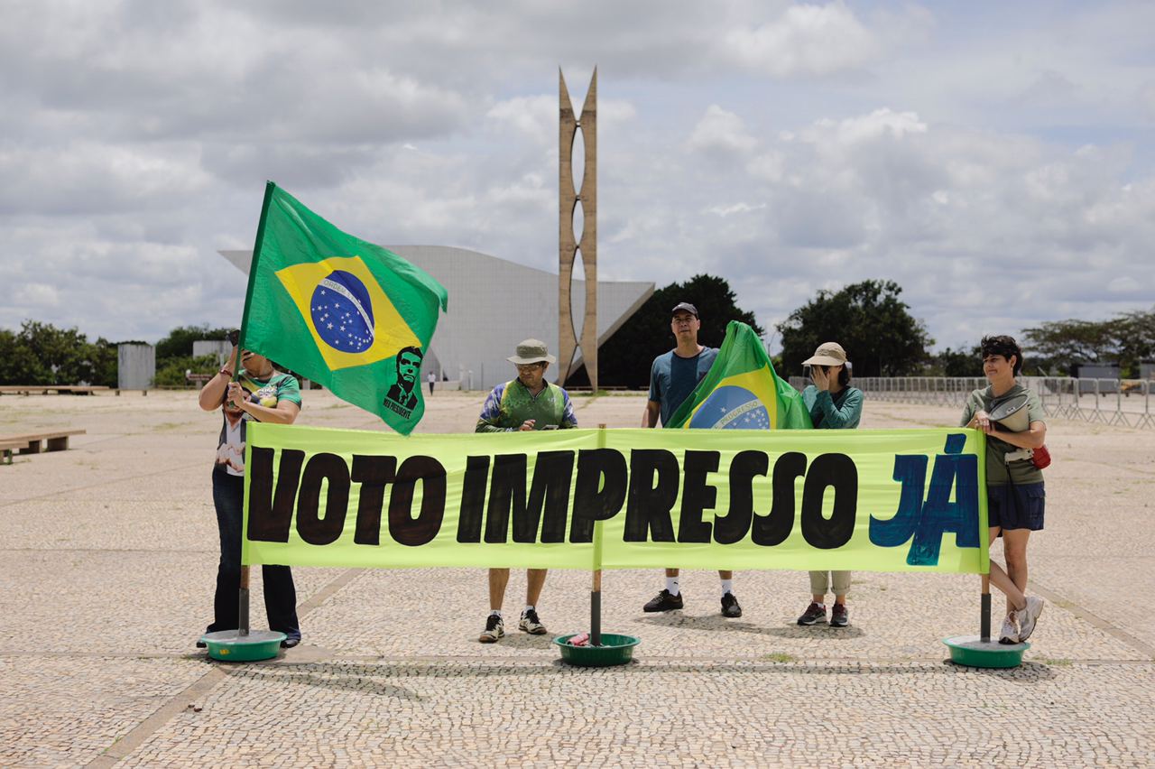 Bolsonaristas protestam a favor do voto impresso no Planalto Central