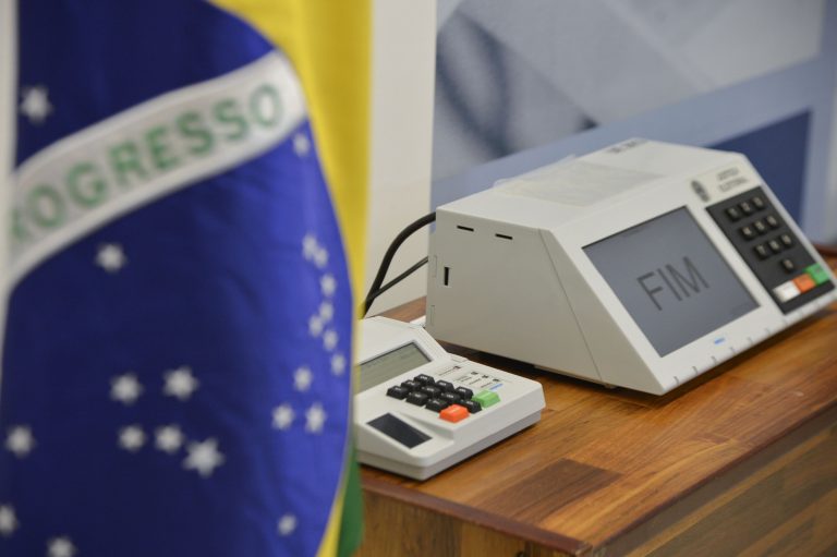 Ausência de justificativa por não votar impede expedição de documentos