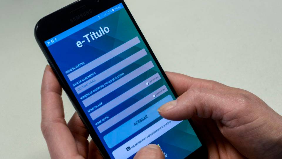 Eleitores têm até sábado para baixar e-Título